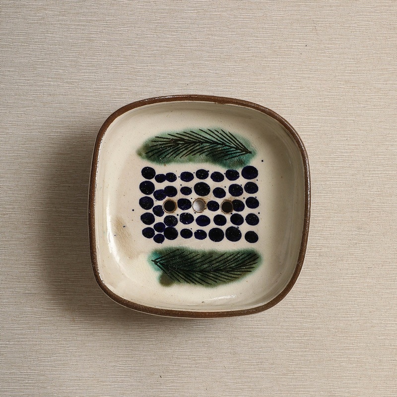 Soap dish with palm decoration
